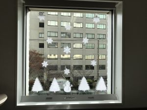 子ども交流館　ロビー窓辺の雪の飾り