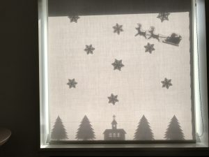 子ども交流館　ロビー窓辺の雪の飾り