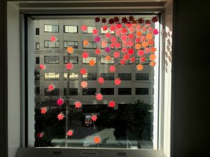 2021.11.窓辺の紅葉装飾