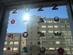 2022年新年　子ども交流館　窓辺の装飾