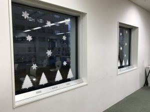子ども交流館　ロビー窓辺の雪の飾り
