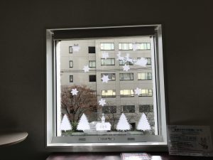 子ども交流館　ロビー窓辺の雪の飾り