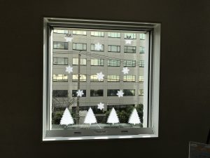 子ども交流館　ロビー窓辺の雪の飾り