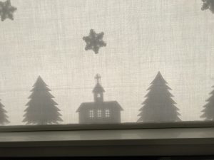 子ども交流館　ロビー窓辺の雪の飾り