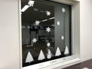 子ども交流館　ロビー窓辺の雪の飾り