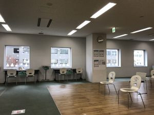 子ども交流館　ロビー窓辺の雪の飾り