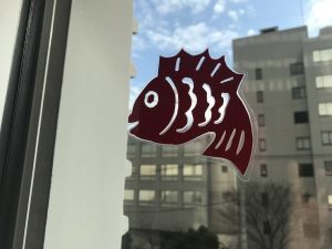 千葉市子ども交流館　窓辺の装飾「鯛」