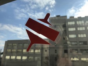 千葉市子ども交流館　窓辺の装飾「駒」