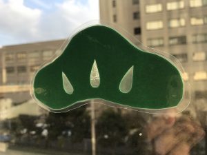 千葉市子ども交流館　窓辺の装飾「松」