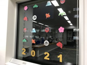 千葉市子ども交流館　窓辺の装飾