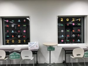 千葉市子ども交流館　窓辺の装飾