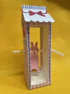 くるくる回してうごくおもちゃ