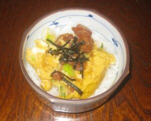 やきとり缶で親子丼