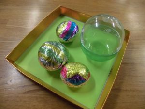 ピョコピョコ動く石