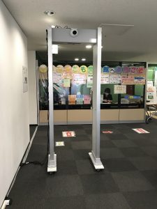ウォークスルー型体表温度感知機