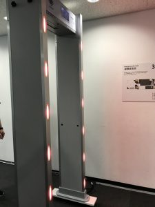 ウォークスルー型体表温度感知機