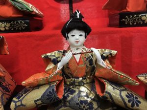 笛を吹く五人囃子の一人