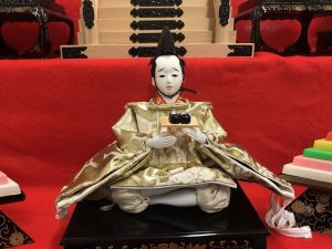 くつだいを持つ仕丁の画像