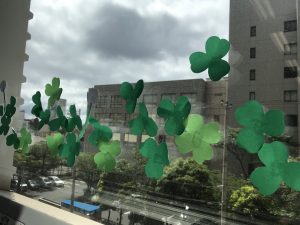 窓辺シリーズ「シロツメクサとツバメ」