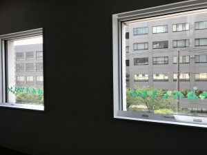 窓辺シリーズ「シロツメクサとツバメ」