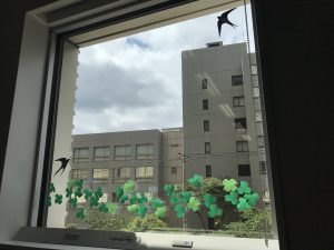 窓辺シリーズ「シロツメクサとツバメ」