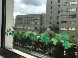 窓辺シリーズ「シロツメクサとツバメ」