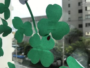 窓辺シリーズ「シロツメクサとツバメ」