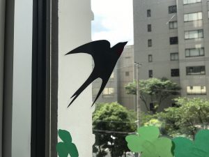 窓辺シリーズ「シロツメクサとツバメ」