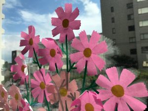 ロビー窓辺の装飾「コスモス」