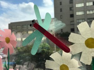 ロビー窓辺の装飾「コスモス」