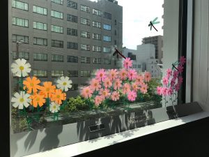 ロビー窓辺の装飾「コスモス」