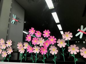 ロビー窓辺の装飾「コスモス」