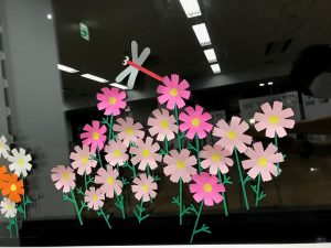 ロビー窓辺の装飾「コスモス」
