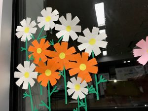 ロビー窓辺の装飾「コスモス」