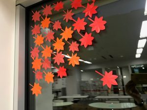 2021.11.窓辺の紅葉装飾