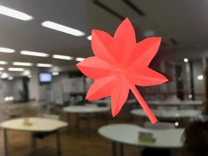 2021.11.窓辺の紅葉装飾