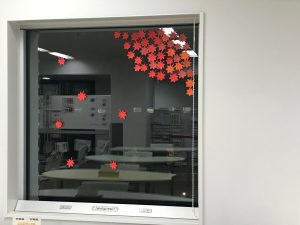 2021.11.窓辺の紅葉装飾