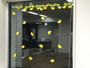 2021.11.窓辺の紅葉装飾