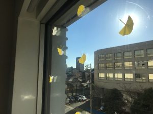 2021.11.窓辺の紅葉装飾