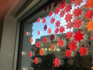 2021.11.窓辺の紅葉装飾