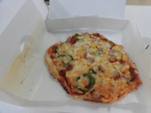 ソーセージとコーンのピザ