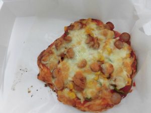 ソーセージとコーンのピザ